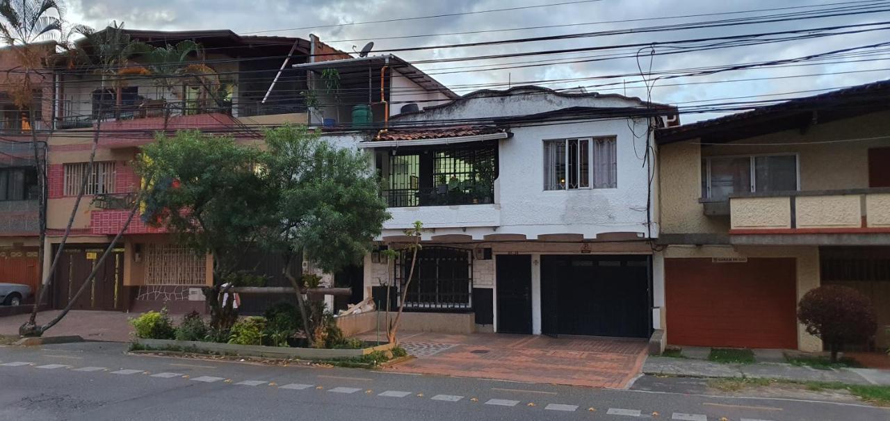 Hostel Metro Floresta Alojamiento Medellin Ngoại thất bức ảnh