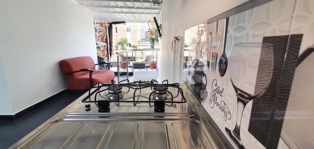 Hostel Metro Floresta Alojamiento Medellin Ngoại thất bức ảnh