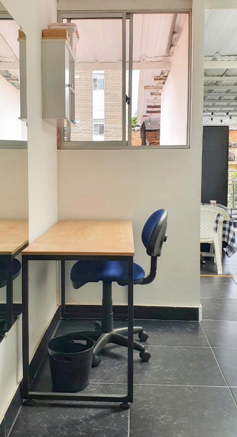 Hostel Metro Floresta Alojamiento Medellin Ngoại thất bức ảnh