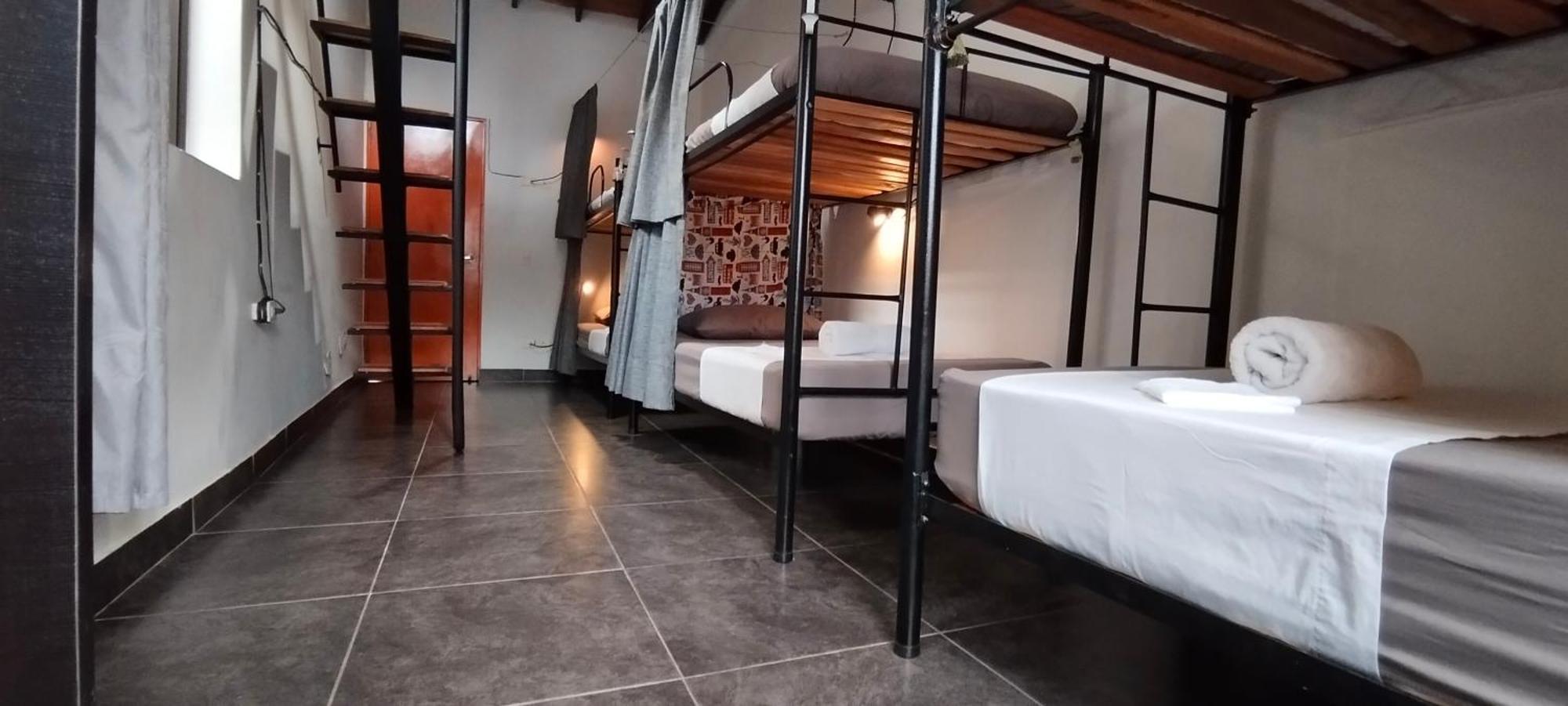 Hostel Metro Floresta Alojamiento Medellin Ngoại thất bức ảnh