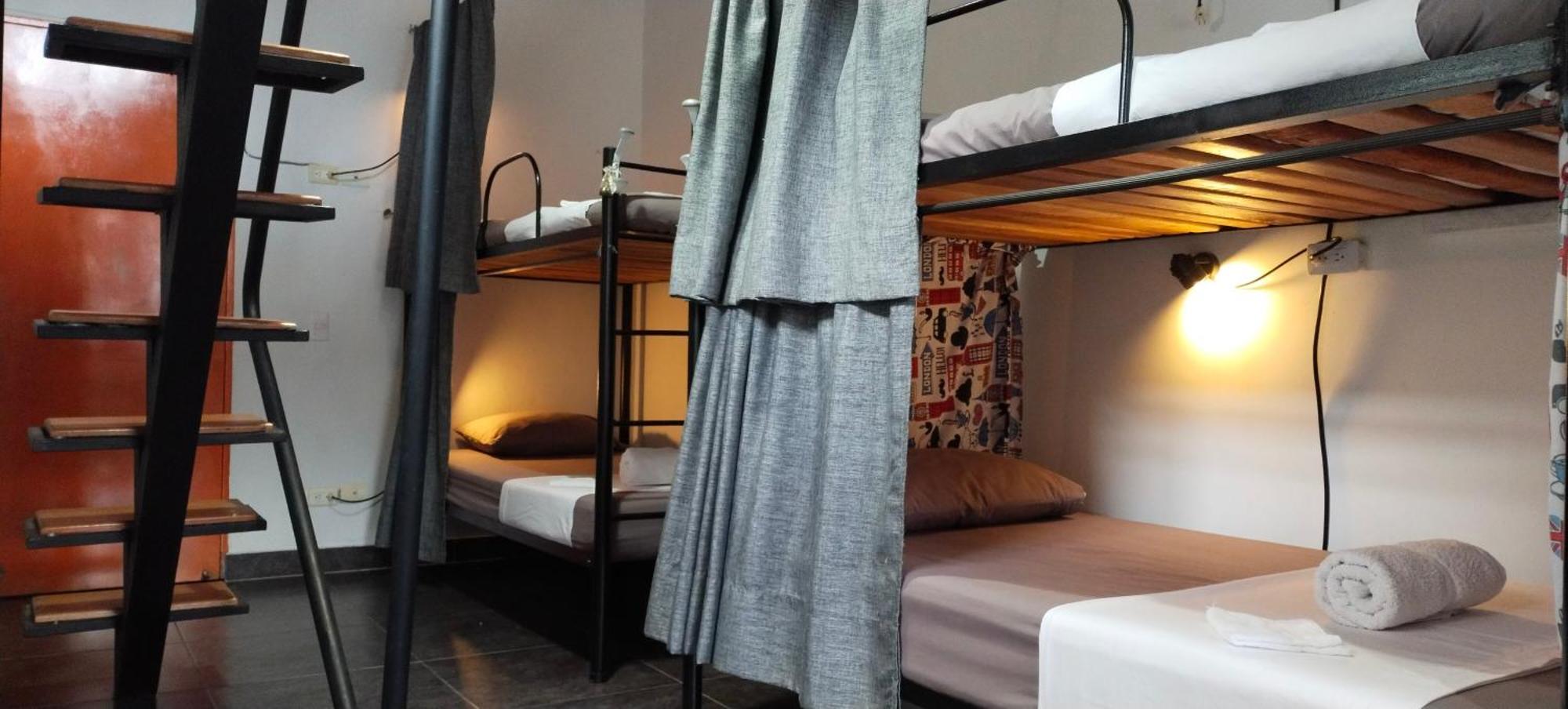 Hostel Metro Floresta Alojamiento Medellin Ngoại thất bức ảnh