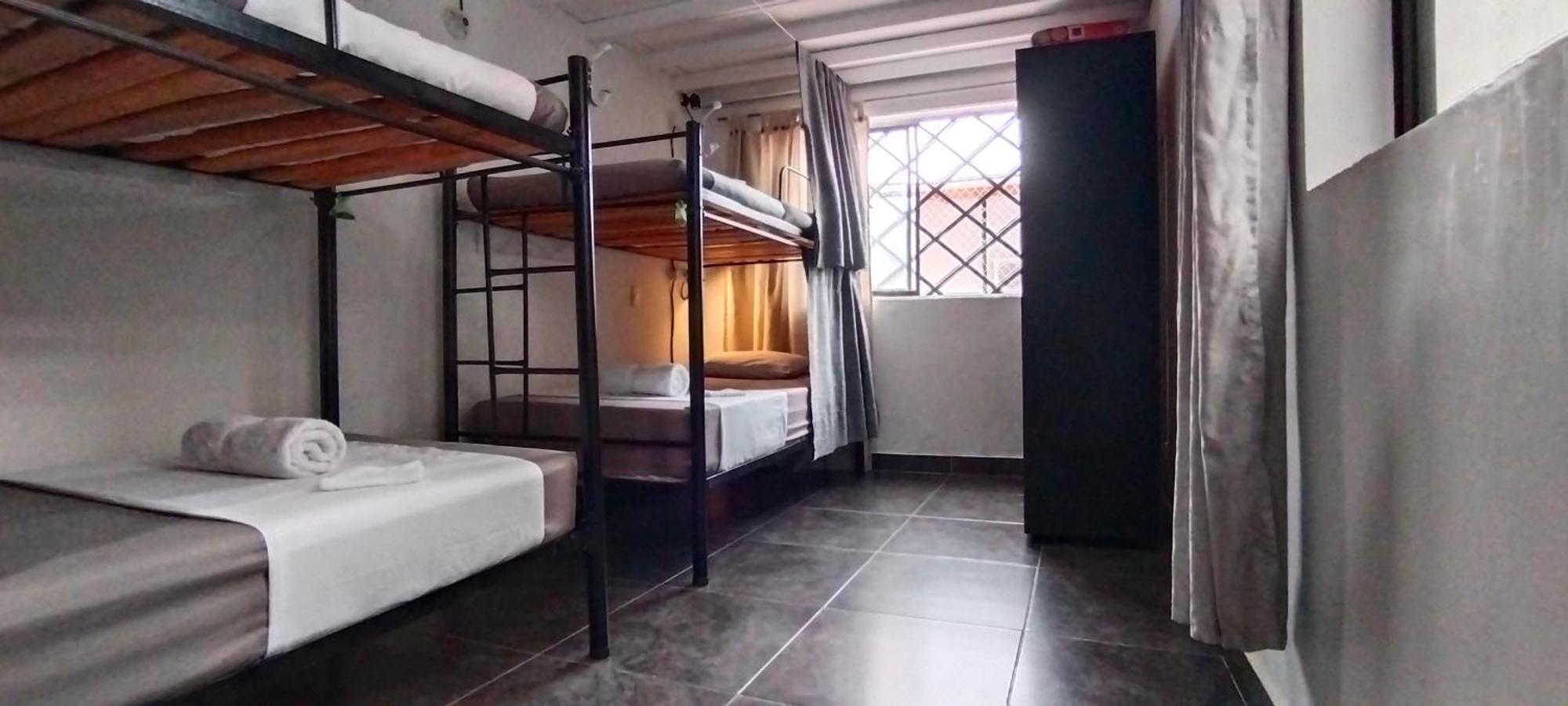 Hostel Metro Floresta Alojamiento Medellin Ngoại thất bức ảnh