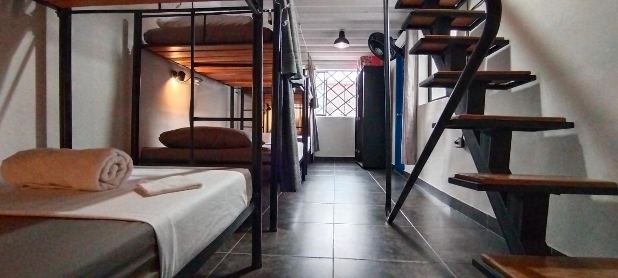 Hostel Metro Floresta Alojamiento Medellin Ngoại thất bức ảnh