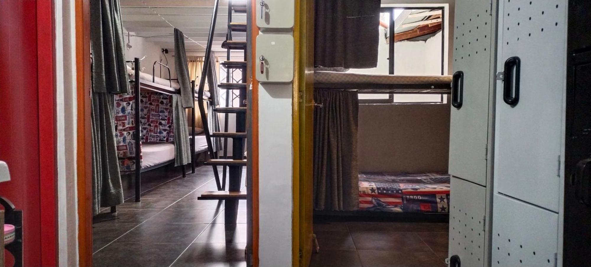 Hostel Metro Floresta Alojamiento Medellin Ngoại thất bức ảnh