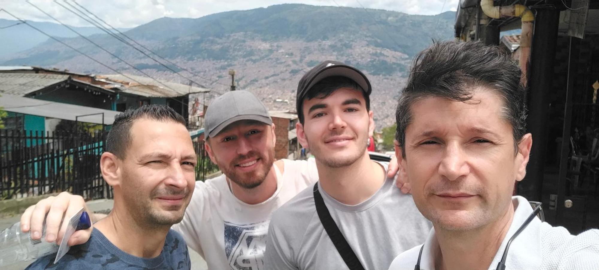 Hostel Metro Floresta Alojamiento Medellin Ngoại thất bức ảnh