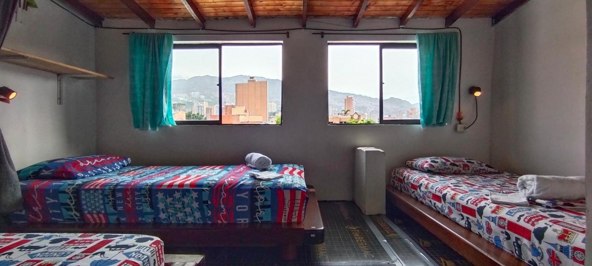 Hostel Metro Floresta Alojamiento Medellin Ngoại thất bức ảnh